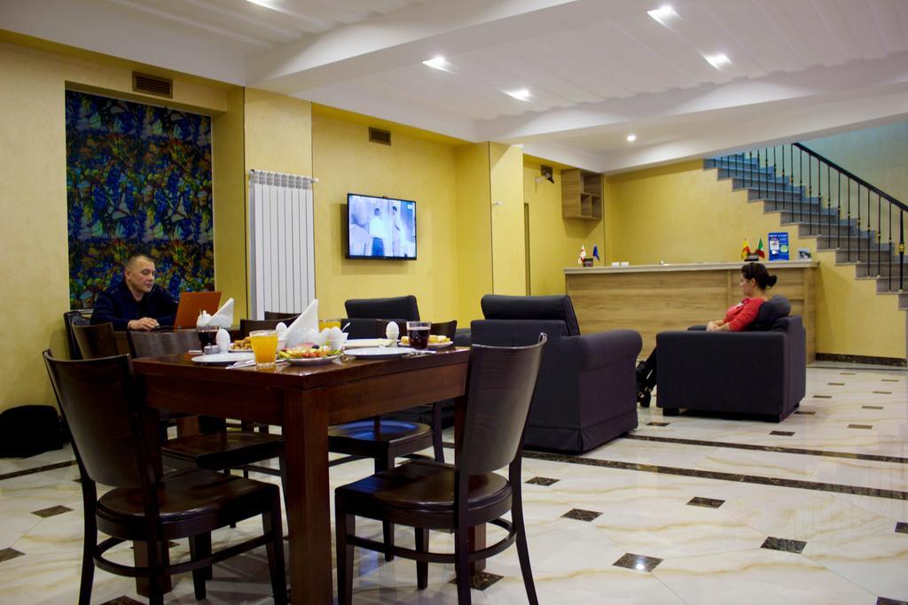 Hotel Feri Tbilisi Buitenkant foto